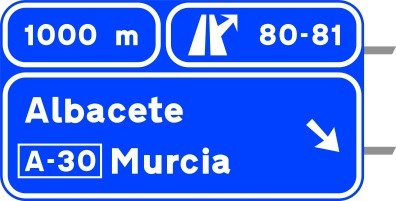 Señal S-242: Preseñalización, con cartel sobre la calzada en autopista o autovía, de dos salidas muy próximas hacia cualquier tipo de carretera