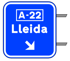 Señal S-351: Señalización de salida inmediata, con cartel sobre la calzada, en carretera convencional o carretera multicarril hacia autopista o autovía