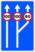 Señal S-53c: Paso de dos a tres carriles de circulación con especificación de la velocidad máxima en cada uno de ellos