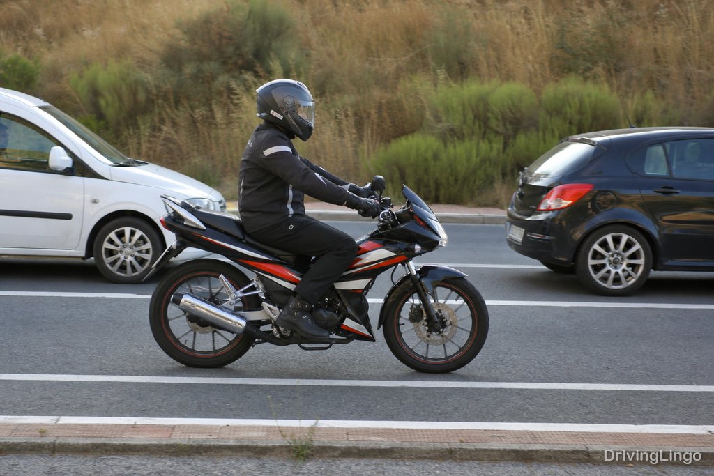 Motocicleta tipo scooter sobre fondo neutro