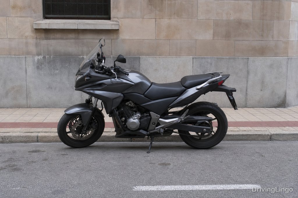 Motocicleta aparcada junto a la acera, vista de perfil
