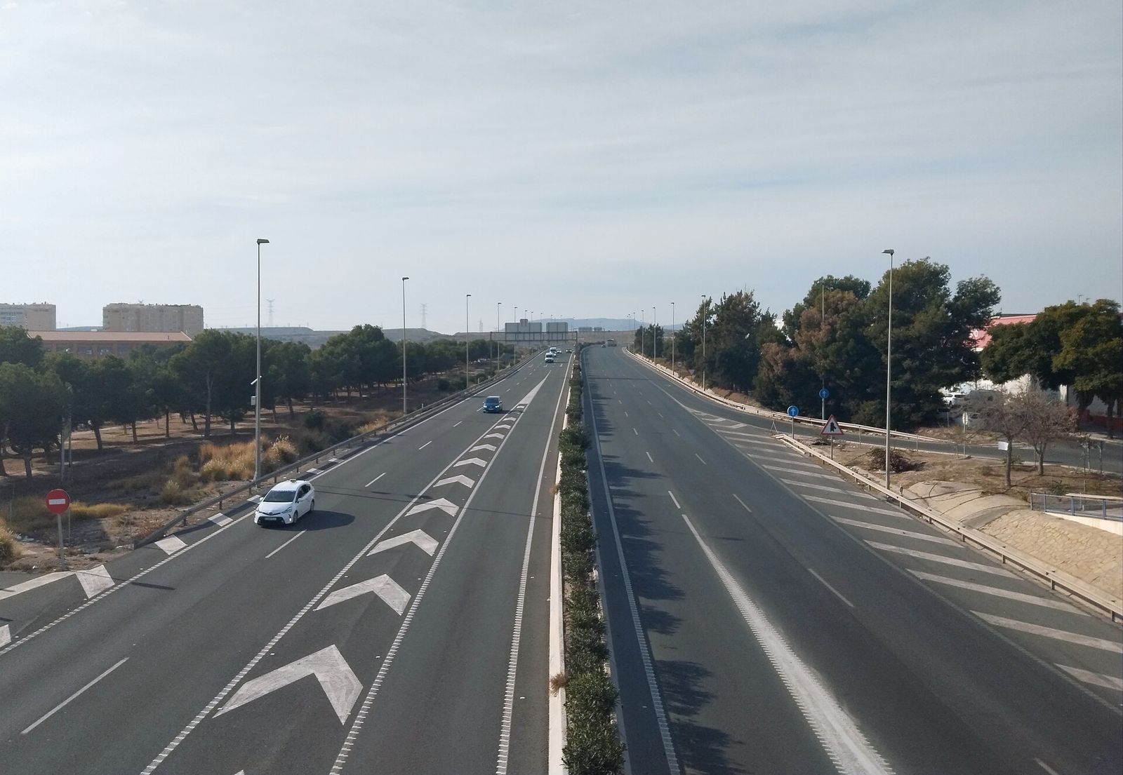 Autovía de dos calzadas vista desde un puente, con marcas de cebreado en una salida