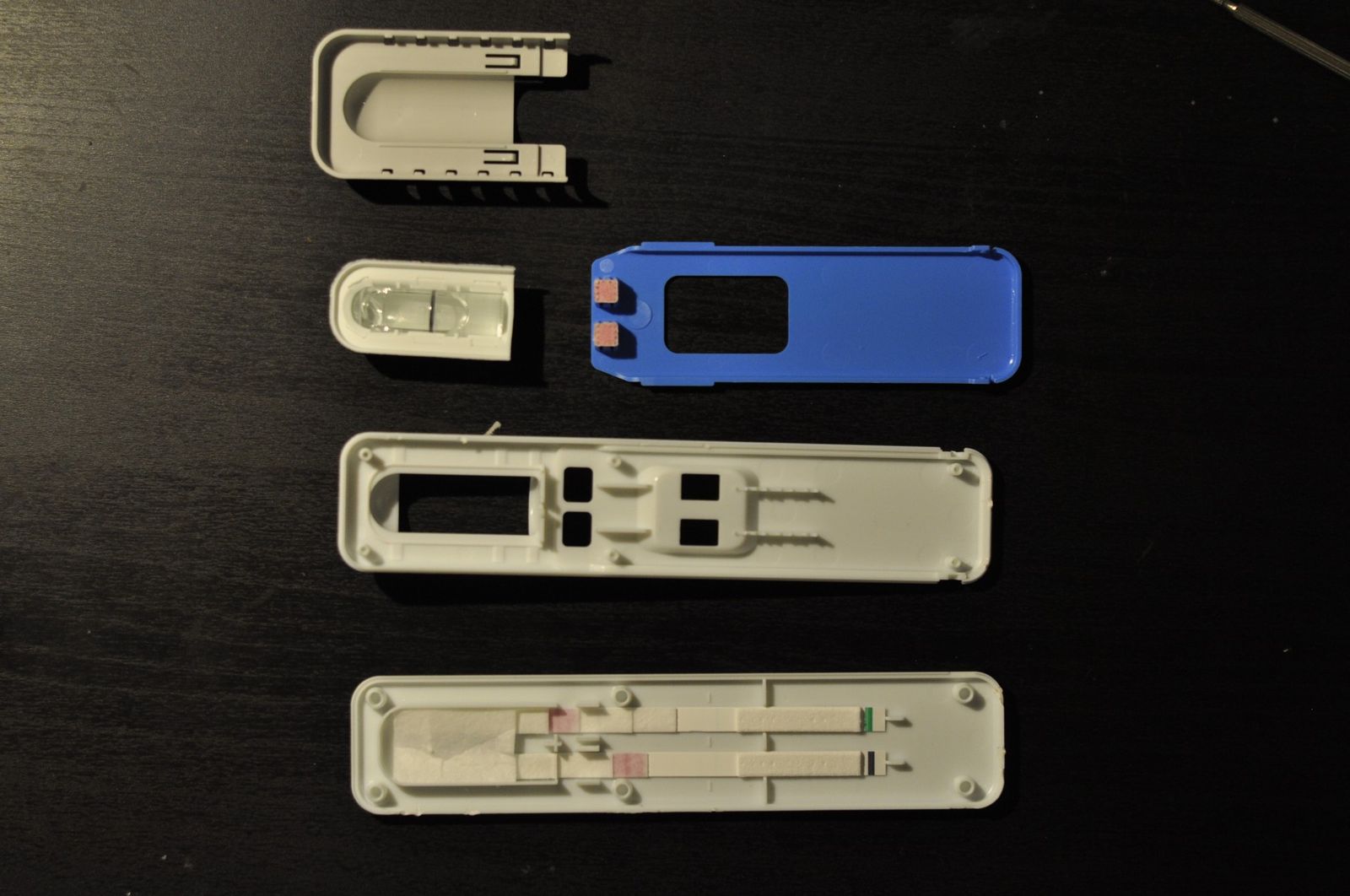 Prueba de detección de drogas abierta sobre una mesa