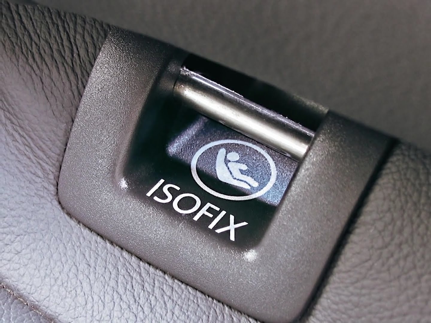 Anclaje ISOFIX marcado en el asiento de un turismo