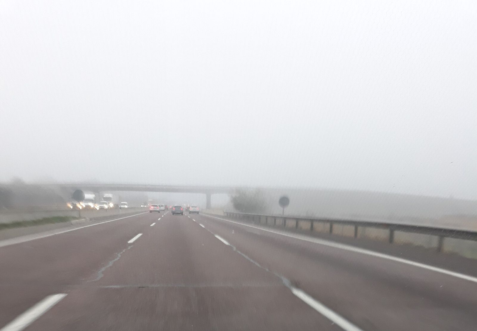 Autovía con niebla de día que reduce mucho la visibilidad
