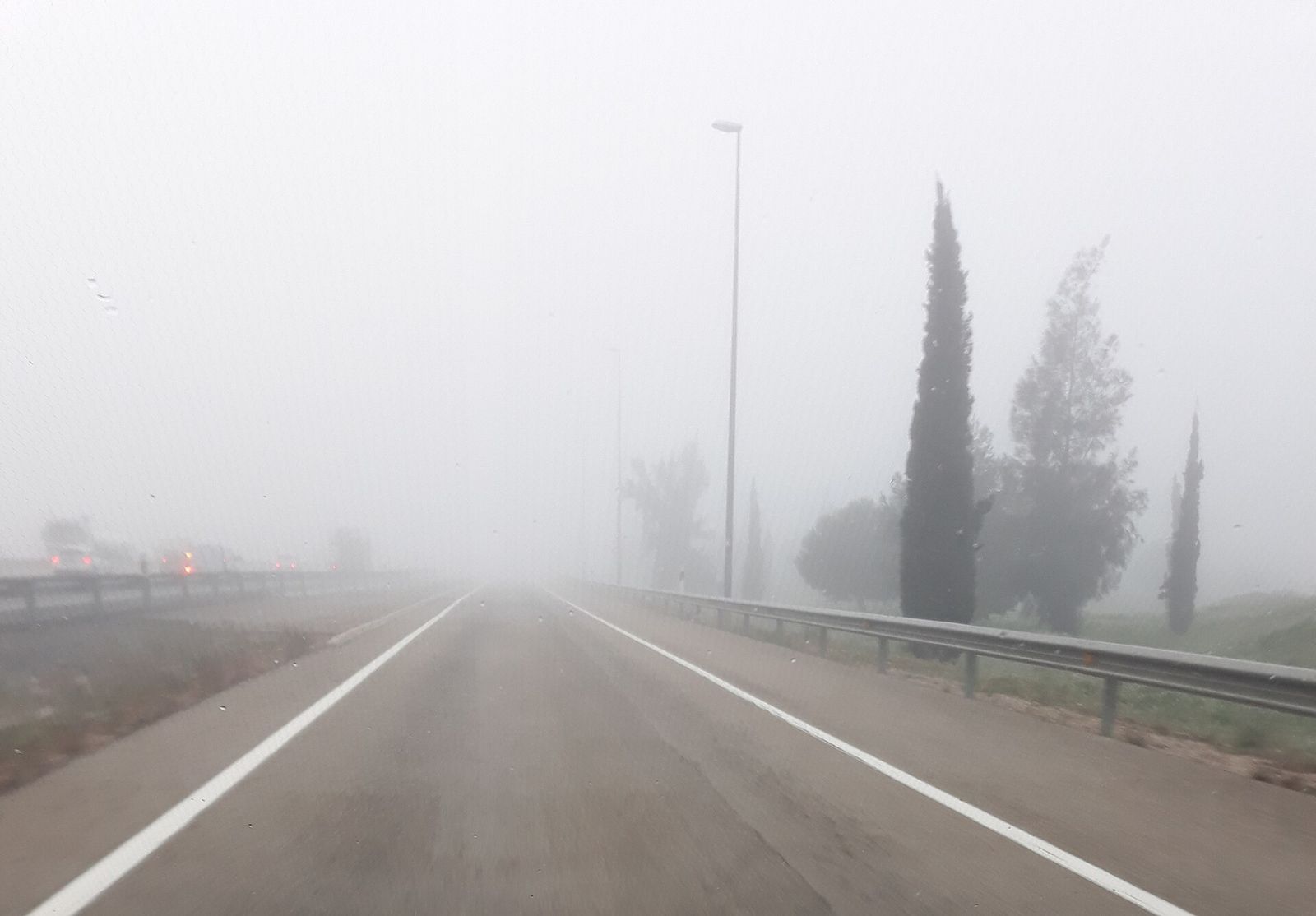 Vía con niebla espesa y visibilidad muy reducida