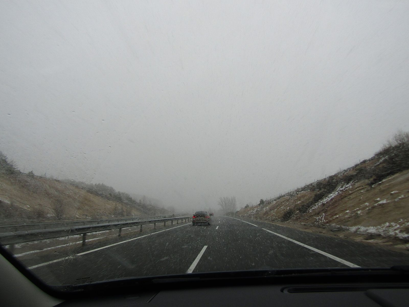 Autovía con nevada intensa y poca visibilidad, vista desde el parabrisas