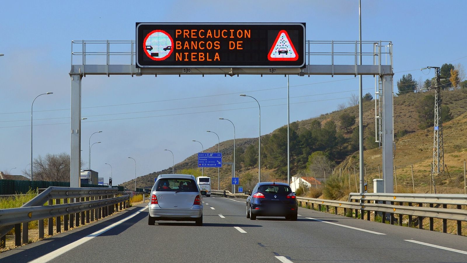Pórtico con un panel de mensaje variable sobre una autovía