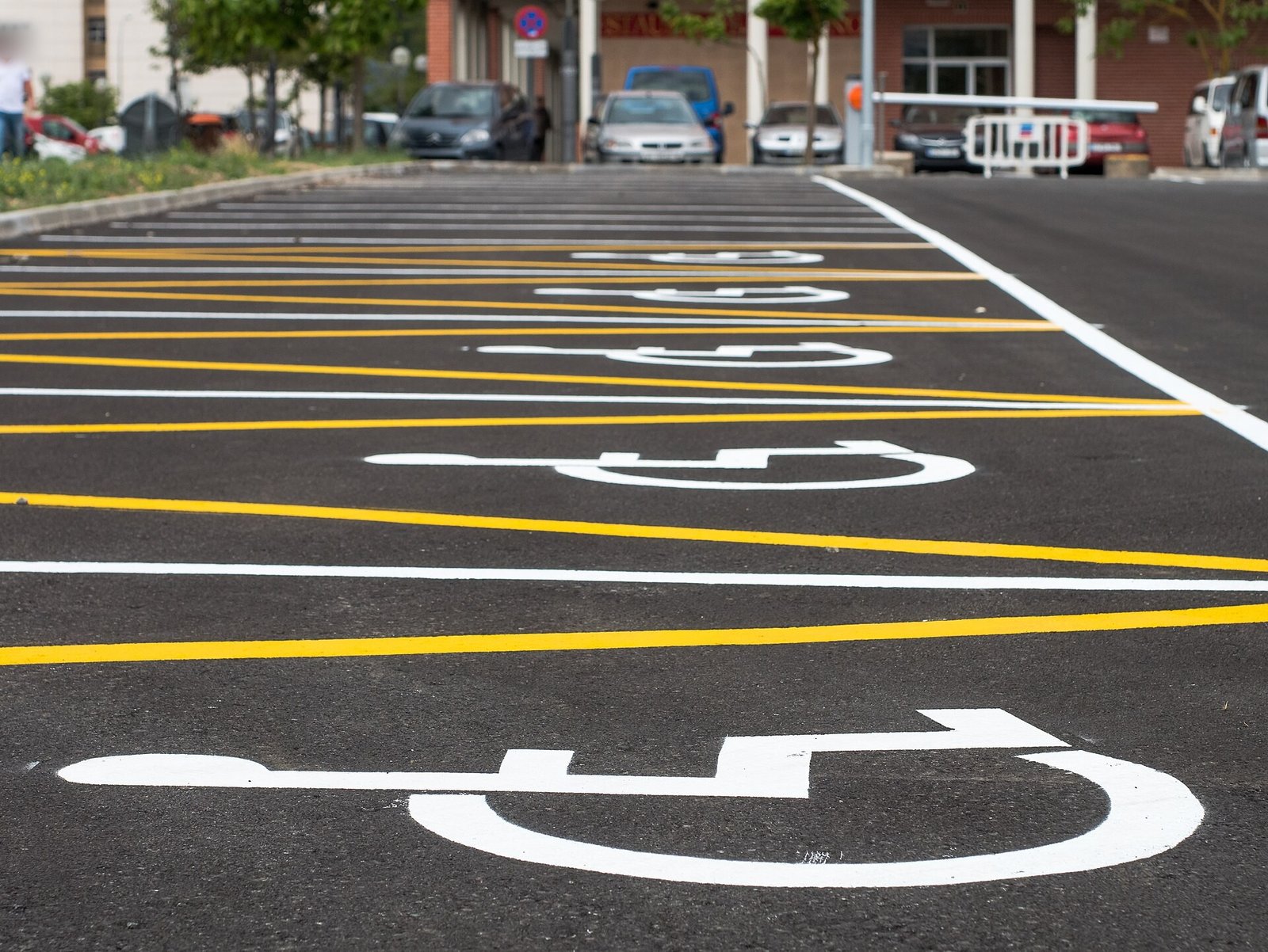 Plazas de aparcamiento con el símbolo de accesibilidad pintado en el suelo
