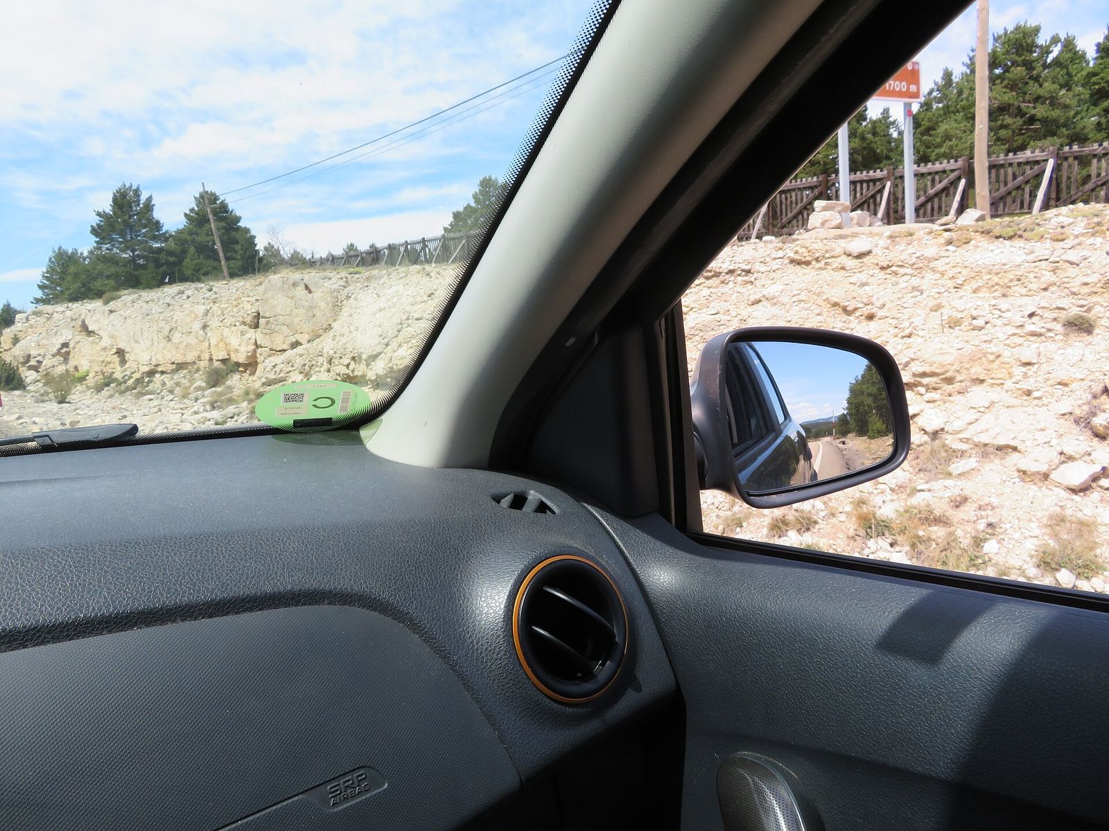 Espejo retrovisor exterior derecho de un automóvil