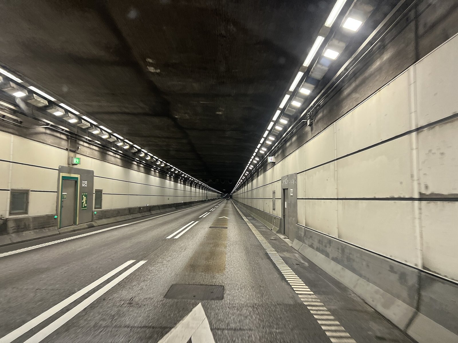 Interior de un túnel de carretera bien iluminado