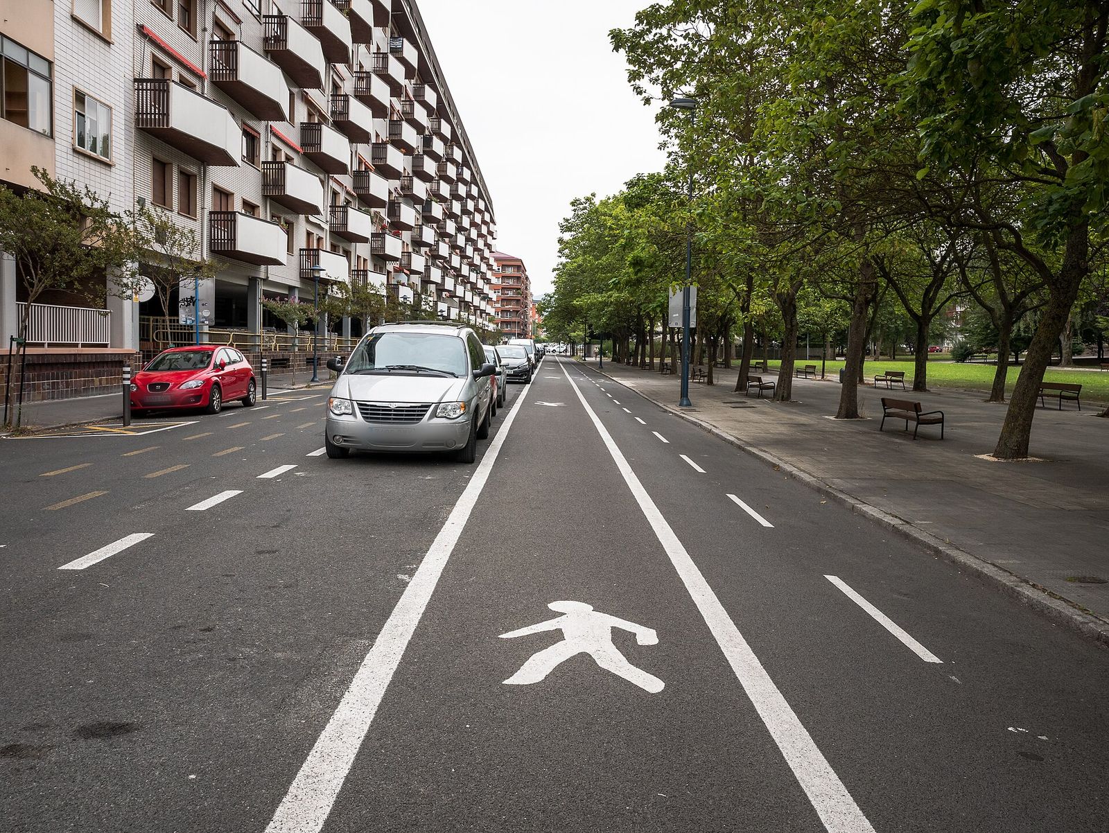 Turismo estacionado junto a la acera en una calle llana